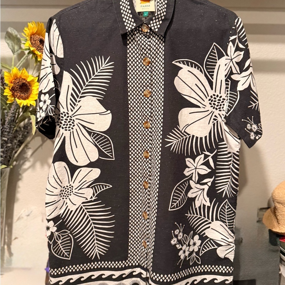 FARM Rio Black and White Floral Button-Up Shirt